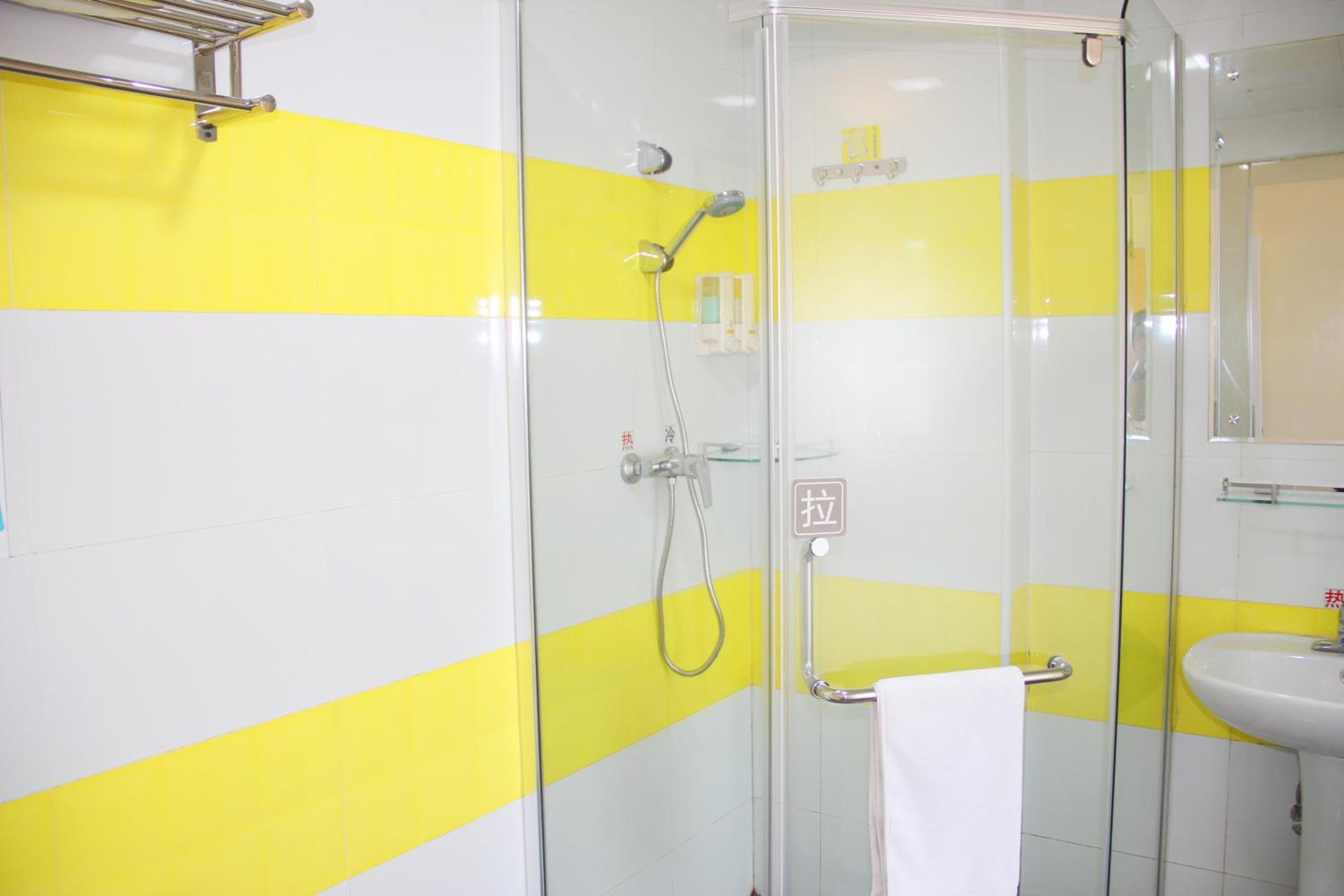 7Days Inn Guangzhou South Railway Station Huijiang Subway Station Exteriör bild