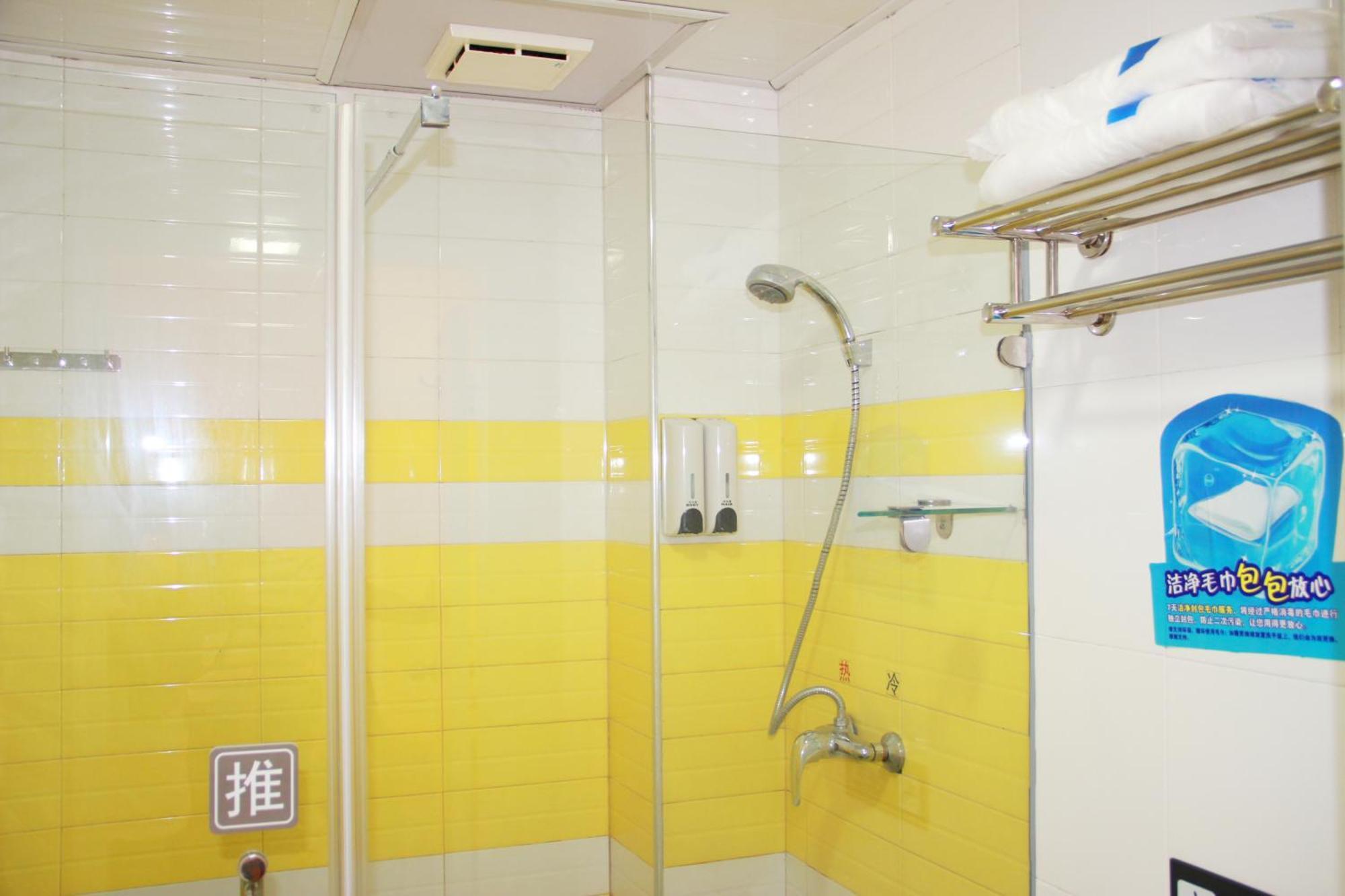 7Days Inn Guangzhou South Railway Station Huijiang Subway Station Exteriör bild